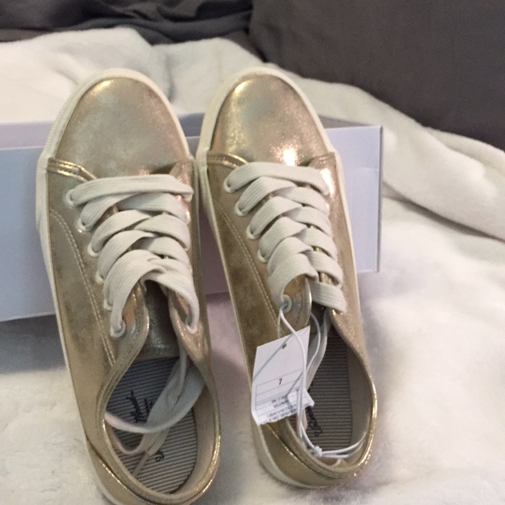 Universal Thread metallic lace up sneaker.